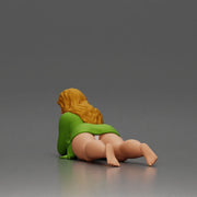Girl with long hair in green dress lying with calm on the beach - Only-Games