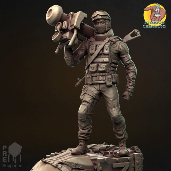 Ukrayins’kyy soldat iz raketoyu Javelin - 75mm