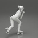 Derby girl speed skating around the bend fast - Only-Games