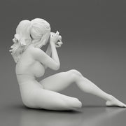 Woman photographer in bikini sitting and holding a camera - Only-Games