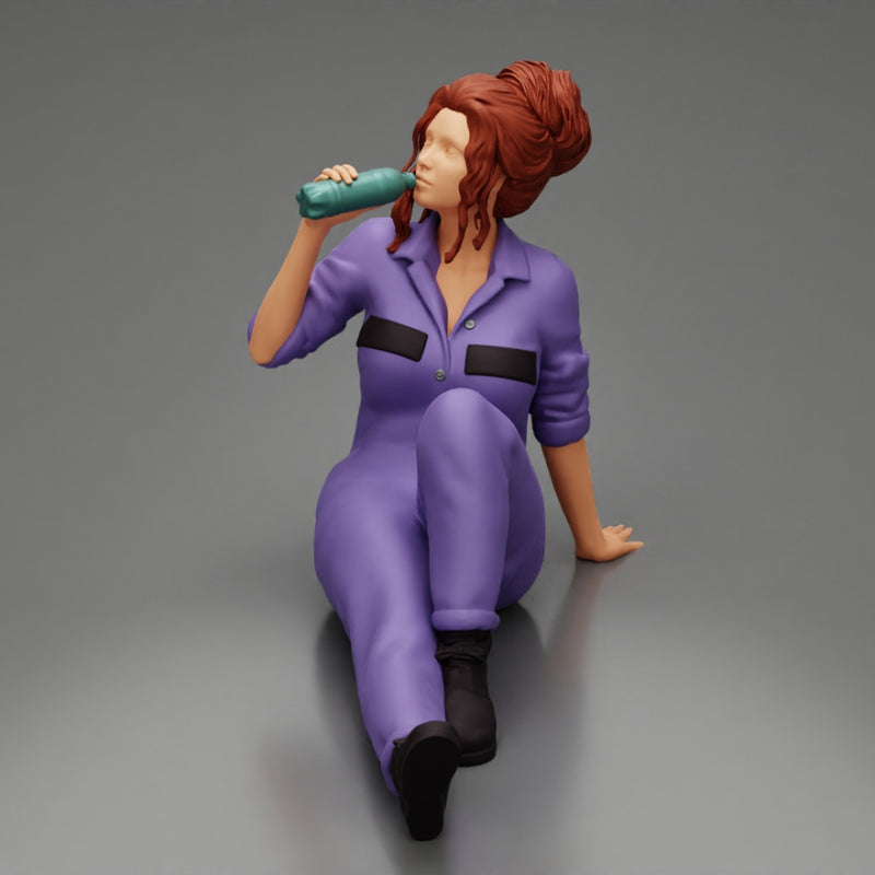 Tired woman mechanic sitting and drinking water during from bottle - Only-Games