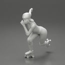 Derby girl speed skating around the bend fast - Only-Games