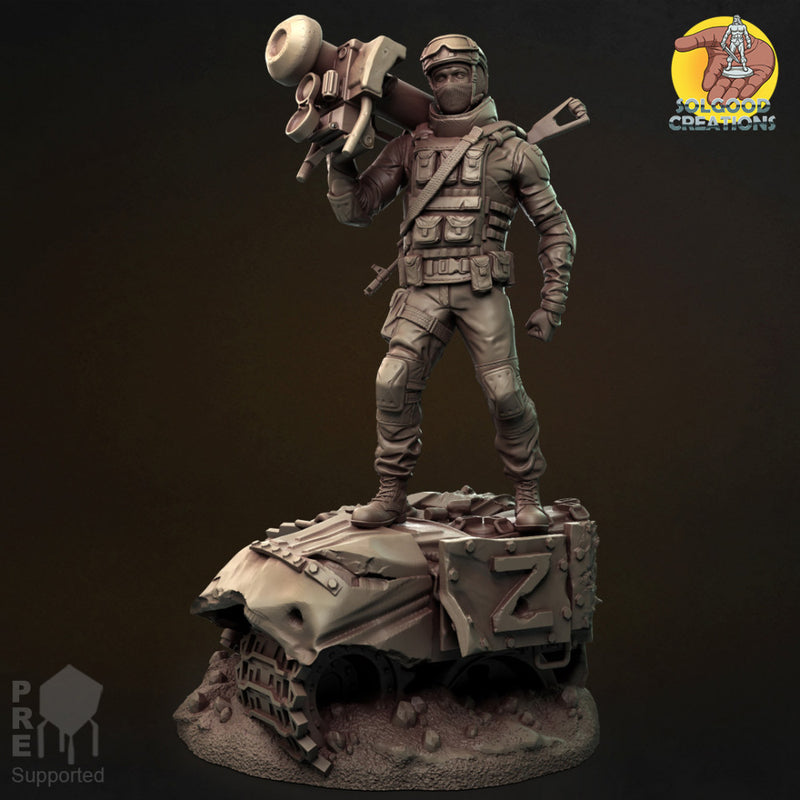 Ukrayins’kyy soldat iz raketoyu Javelin - 75mm