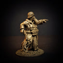Trench Pistoleer Pointing