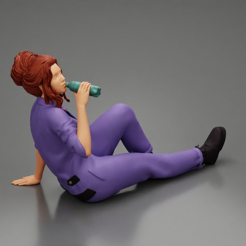 Tired woman mechanic sitting and drinking water during from bottle - Only-Games