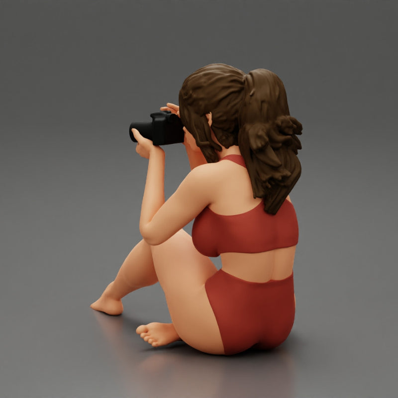 Woman photographer in bikini sitting and holding a camera - Only-Games