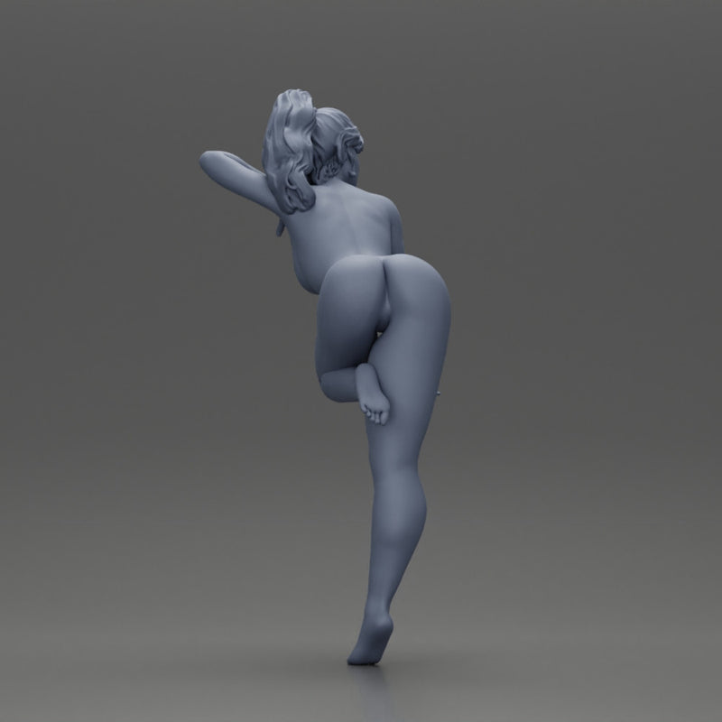 Naked girl leaning on the table - Only-Games