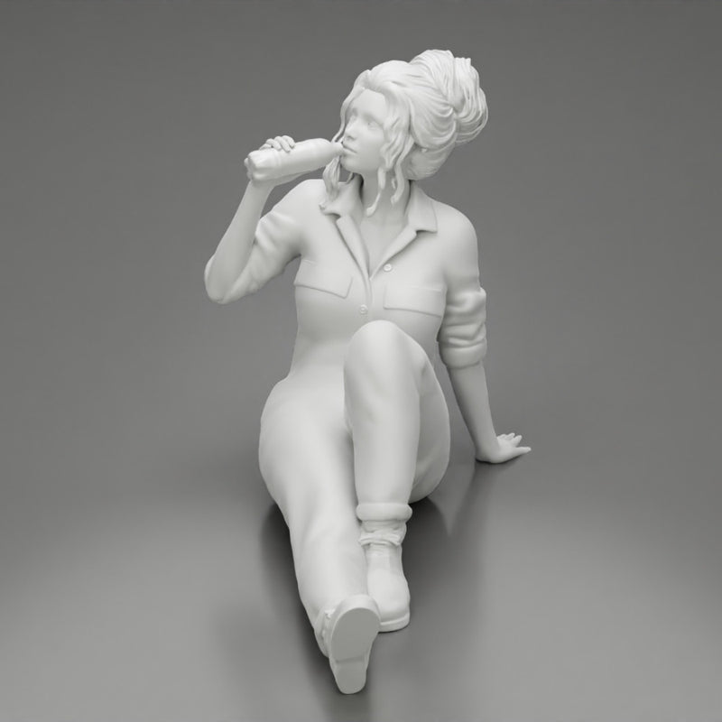Tired woman mechanic sitting and drinking water during from bottle - Only-Games
